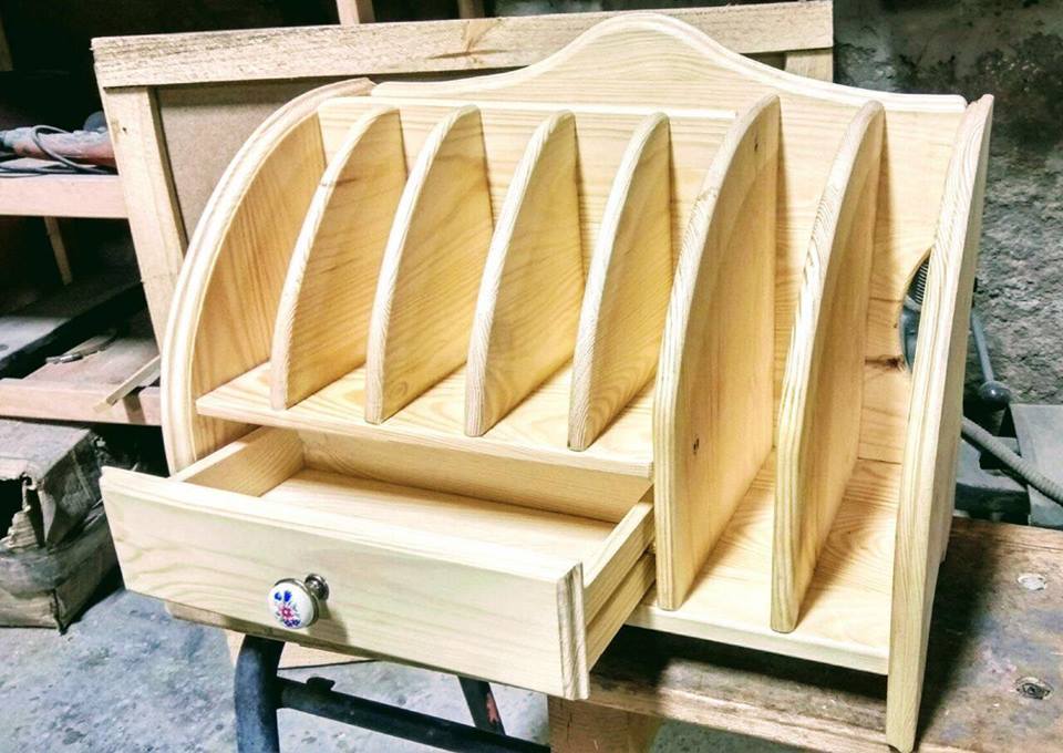 Столярная мастерская Парк Плюс создает мебель и деревянные аксесуары для офисных помещений компании
